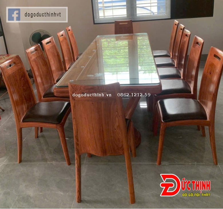 Bàn ăn gỗ đỏ chân chữ U - ghế mẫu tựa trơn cong - khoét lỗ hiện đại