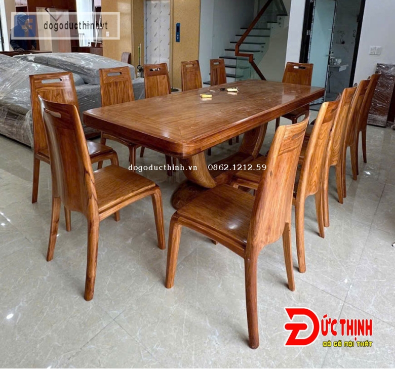 Bàn ăn gỗ đỏ chân chữ U - ghế mẫu tựa trơn cong - khoét lỗ hiện đại