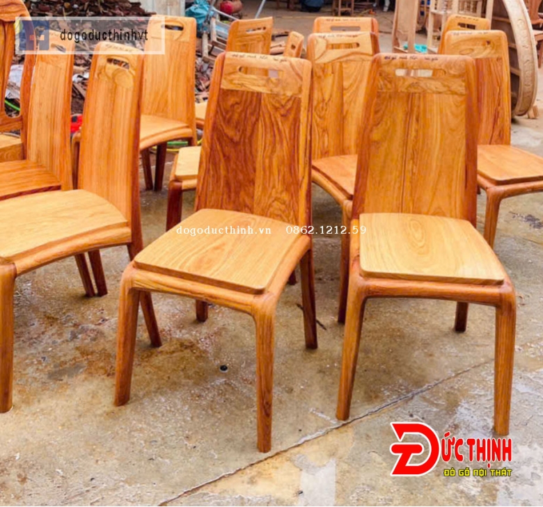 Bàn ăn gỗ đỏ chân chữ U - ghế mẫu tựa trơn cong - khoét lỗ hiện đại
