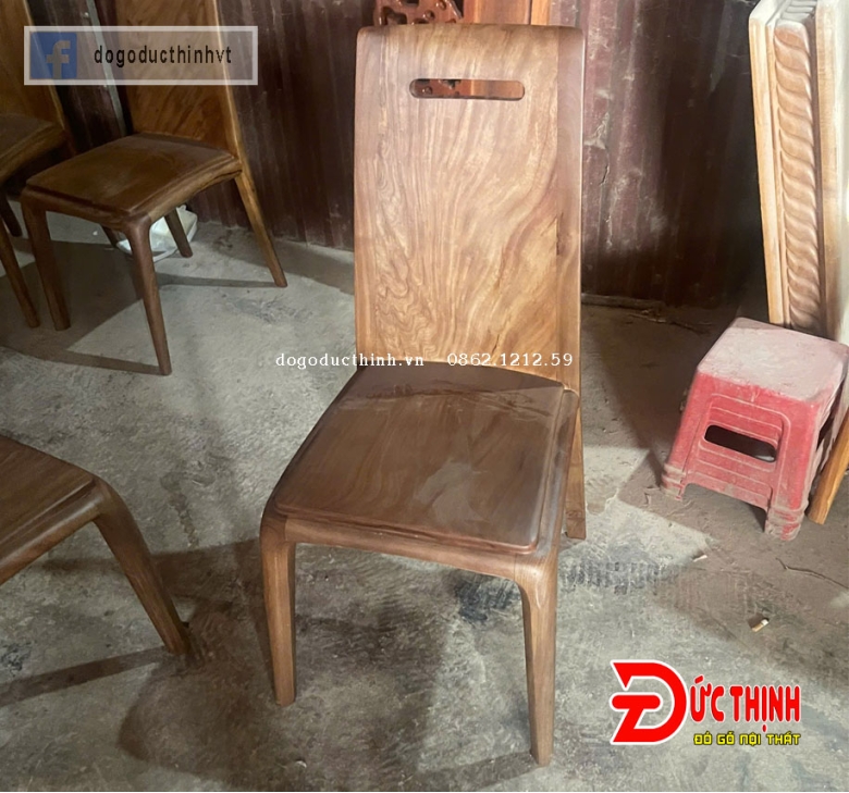Bàn ăn gỗ đỏ chân chữ U - ghế mẫu tựa trơn cong - khoét lỗ hiện đại