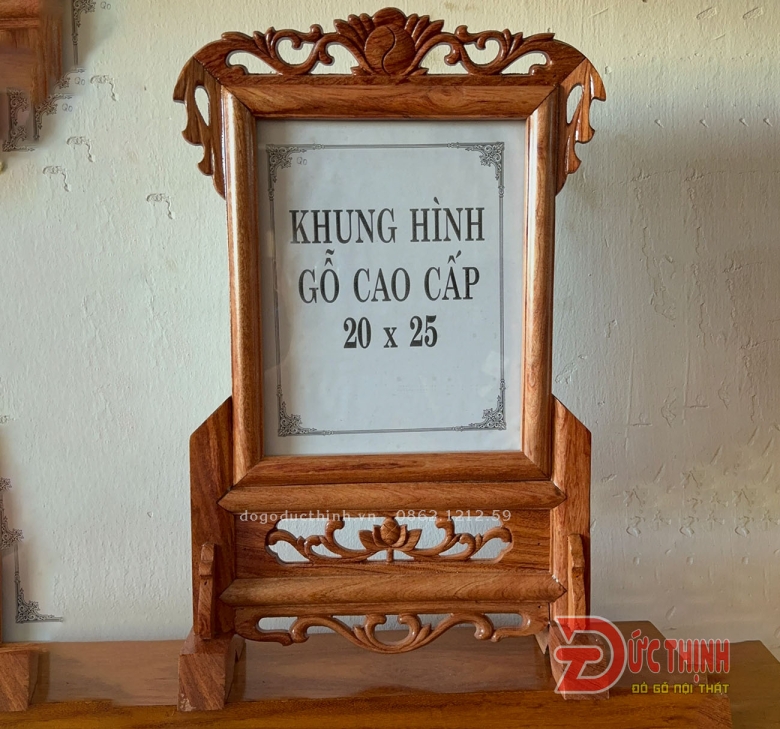 Khung hình gỗ hương đá, mẫu hoa sen 