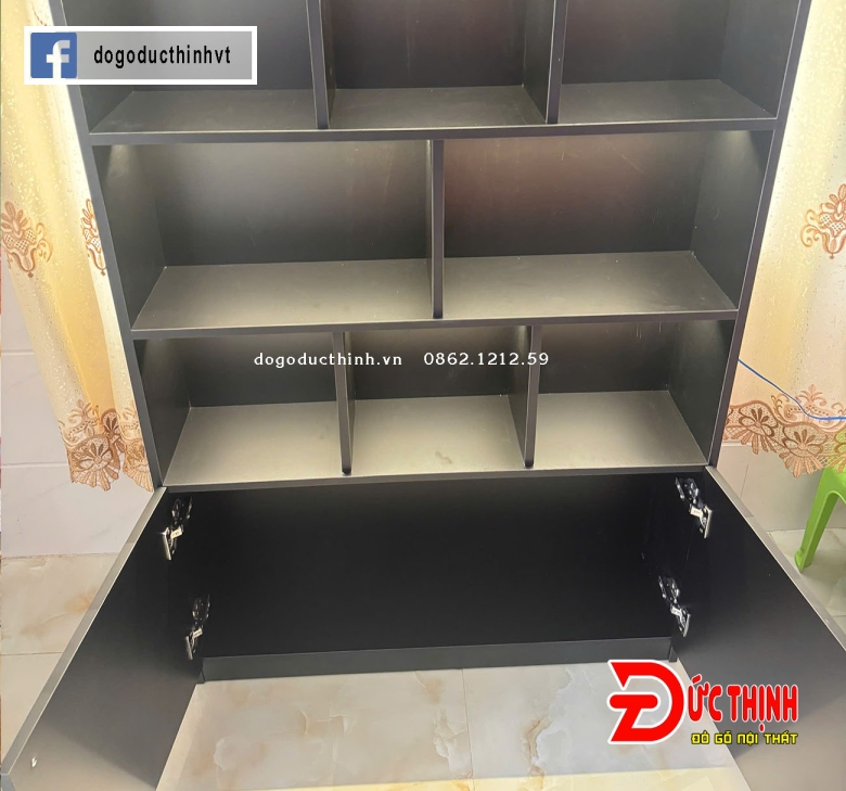 Kệ sách gỗ công nghiệp màu đen huyền bí, có đèn led 