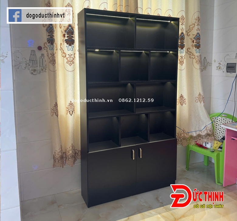 Kệ sách gỗ công nghiệp màu đen huyền bí, có đèn led 