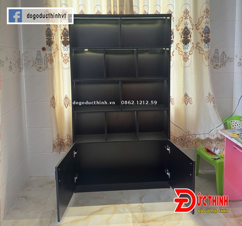 Kệ sách gỗ công nghiệp màu đen huyền bí, có đèn led 