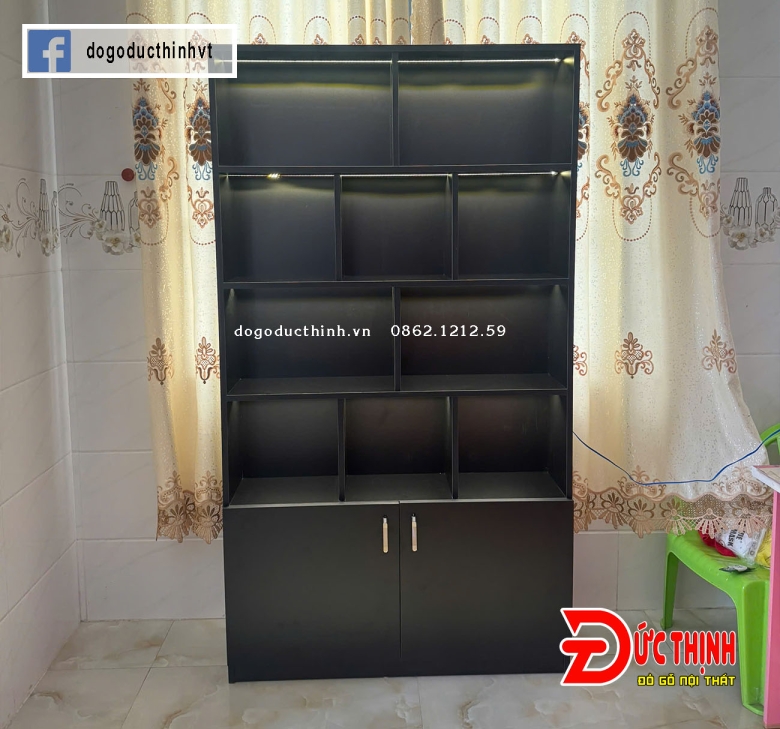 Kệ sách gỗ công nghiệp màu đen huyền bí, có đèn led 