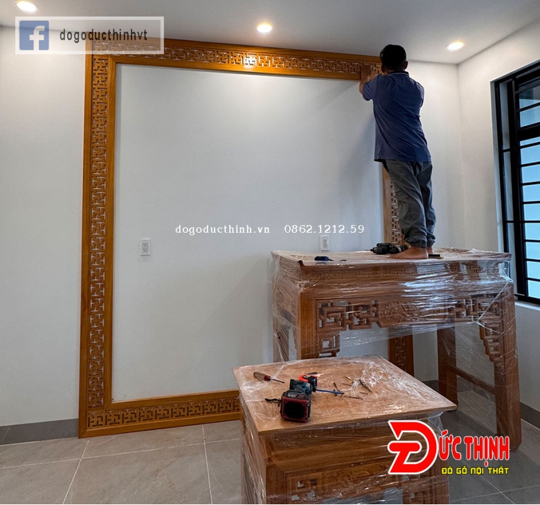 Bảng giá thi công vách phòng thờ gỗ đỏ tự nhiên mới nhất 2026