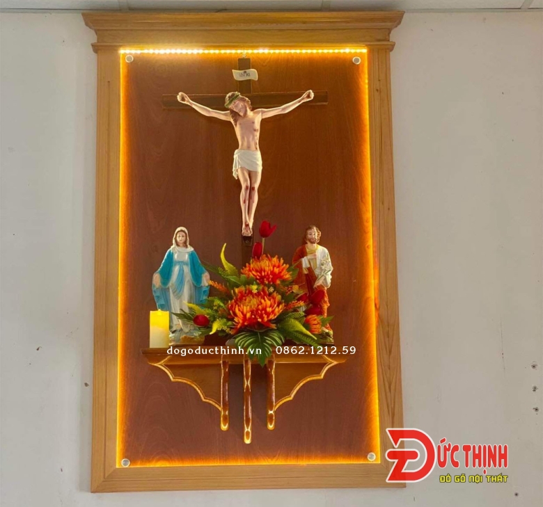 BÀN THỜ COMPOSIT GIẢ VÂN GỖ - VÁCH KHUNG CÓ ĐÈN LED